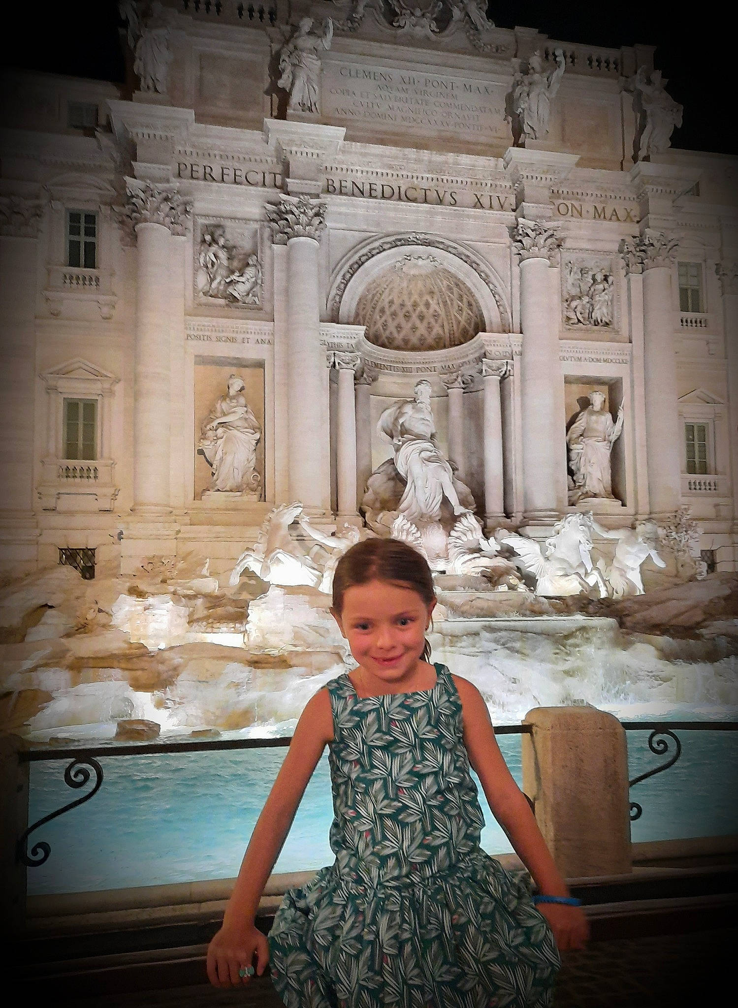 Jade a rejoint le concours — aidez-le/la à gagner de superbes lots ! child, dress, joy, person, photograph, photography, standing, stock_photography, temple