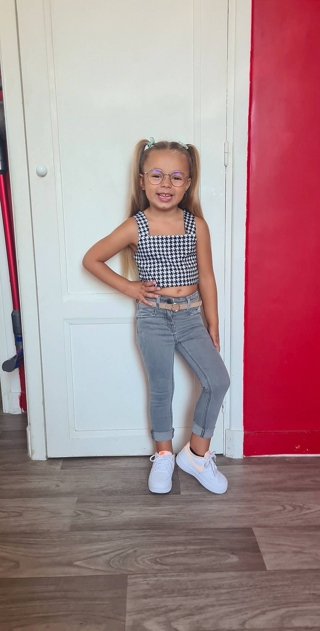 Mayliah participe au concours pour gagner de l'argent avec cette photo : abdomen, denim, face, fashion_design, flash_photography, floor, flooring, hardwood, jeans, joy, knee, neck, person, sleeve, sleeveless_shirt, sportswear, street_fashion, t_shirt, thigh, trunk