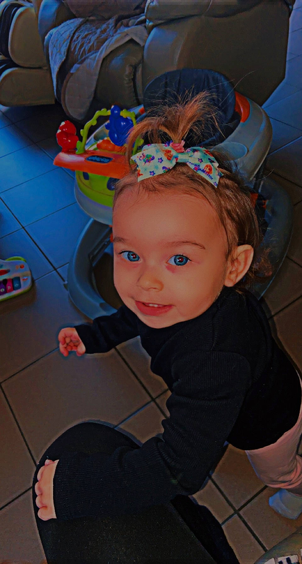 Amélia a rejoint le concours — aidez-le/la à gagner de superbes lots ! baby, baby_toddler_clothing, cheek, child, fashion_accessory, flooring, fun, hair_accessory, happy, hat, headpiece, helmet, party_supply, person, personal_protective_equipment, play, sitting, smile, t_shirt, toddler