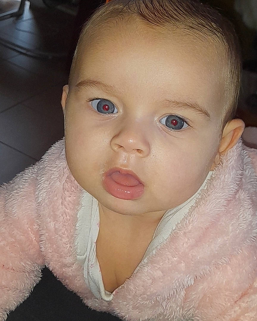 Amélia a rejoint le concours — aidez-le/la à gagner de superbes lots ! baby, baby_toddler_clothing, cheek, chest, child, ear, eyebrow, eyelash, happy, human_body, iris, jaw, lip, mouth, neck, no_expression, nose, person, skin, sleeve