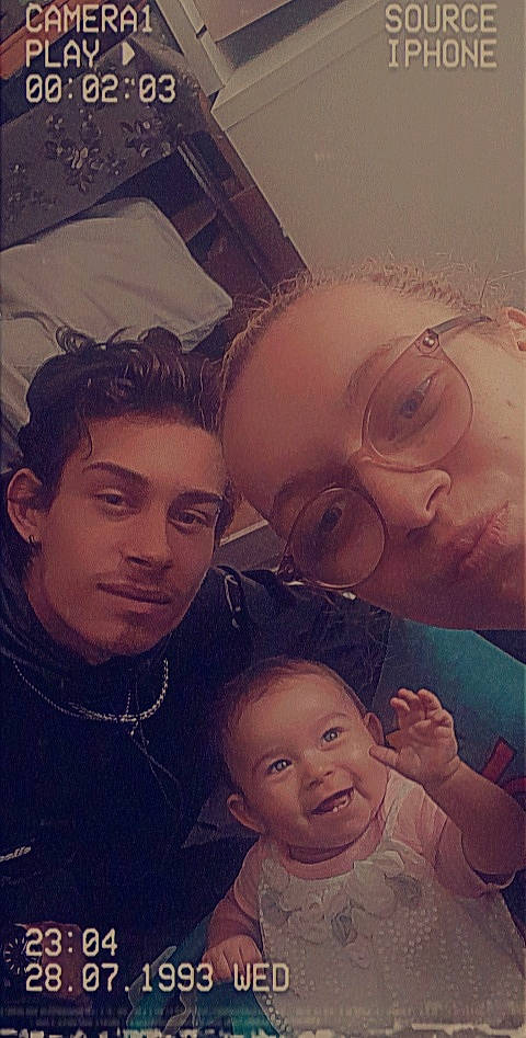 Amélia participe au concours pour gagner de l'argent avec cette photo : cheek, chin, cloud, eyebrow, eyewear, facial_expression, forehead, gesture, glasses, hairstyle, happy, head, iris, lip, mouth, nose, organ, person, skin, smile