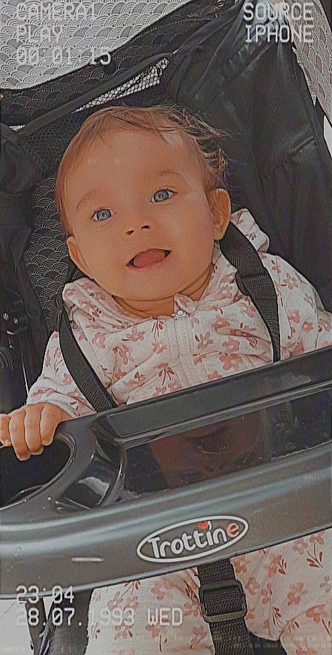 Amélia participe au concours pour gagner de l'argent avec cette photo : baby, baby_carriage, baby_products, baby_safety, baby_toddler_clothing, cheek, child, comfort, eye, facial_expression, fun, head, infant_bed, iris, motor_vehicle, organ, person, product, sitting, skin