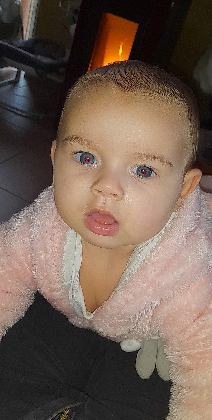 Amélia participe au concours pour gagner de l'argent avec cette photo : baby, baby_toddler_clothing, cheek, child, chin, ear, eyebrow, eyelash, finger, flash_photography, forehead, human_body, iris, jaw, lip, neck, no_expression, nose, person, skin