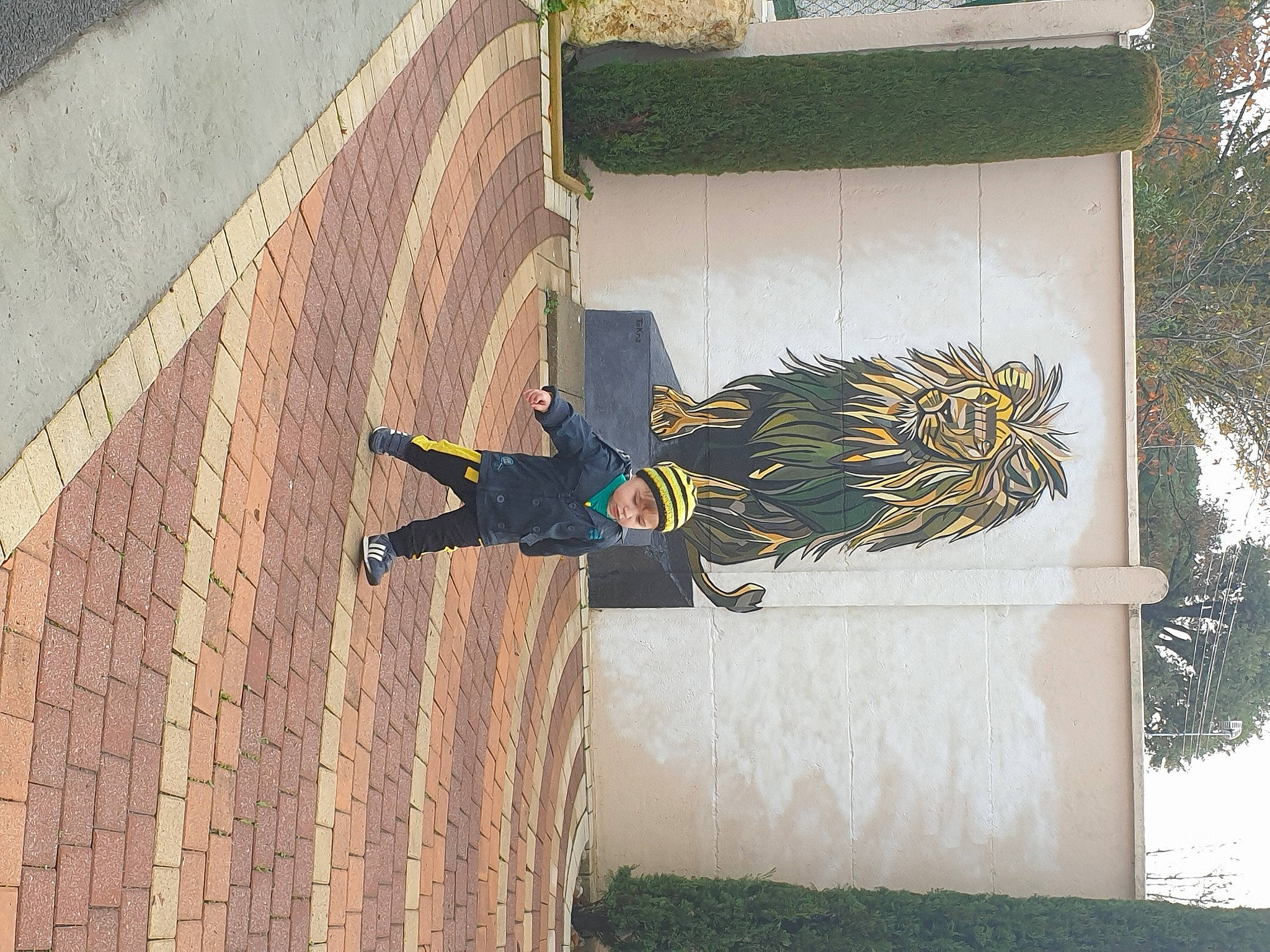 Izaak a rejoint le concours — aidez-le/la à gagner de superbes lots ! art, beak, brickwork, building, concrete, door, facade, grass, headwear, house, metal, person, plant, rectangle, shadow, street_fashion, tints_and_shades, tree, visual_arts, window