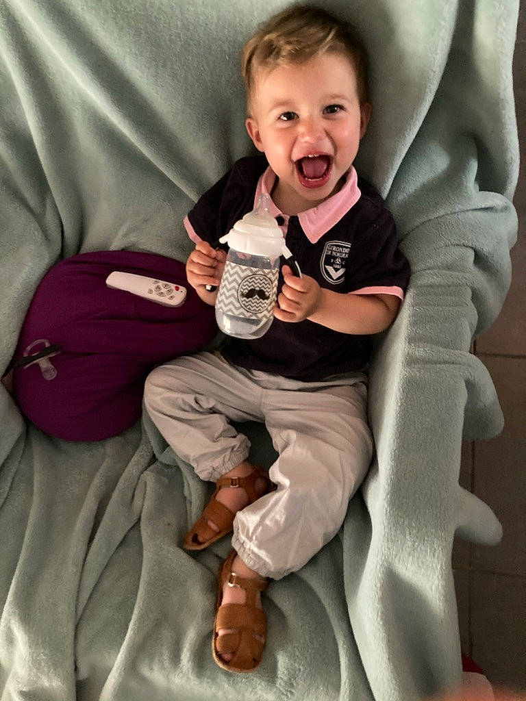 Izaak participe au concours pour gagner de l'argent avec cette photo : arm, baby_toddler_clothing, cheek, comfort, drinkware, eye, finger, gesture, happy, head, human_body, joint, leg, person, product, skin, sleeve, smile, textile, thumb
