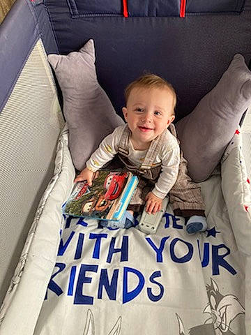 Kenzo participe au concours pour gagner de l'argent avec cette photo : baby, baby_products, baby_toddler_clothing, car_seat, car_seat_cover, child, comfort, event, facial_expression, family_car, fun, happy, joy, linens, luxury_vehicle, motor_vehicle, person, sitting, sleeve, smile