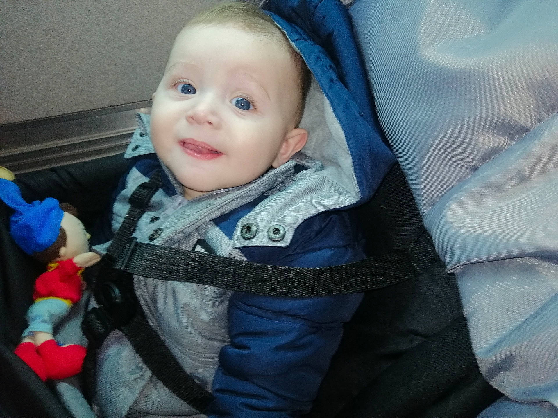 Kenzo a rejoint le concours — aidez-le/la à gagner de superbes lots ! baby, baby_carriage, baby_products, baby_safety, baby_toddler_clothing, car_seat, cheek, collar, comfort, electric_blue, eye, eyebrow, finger, happy, iris, lip, nose, person, seat_belt, sleeve