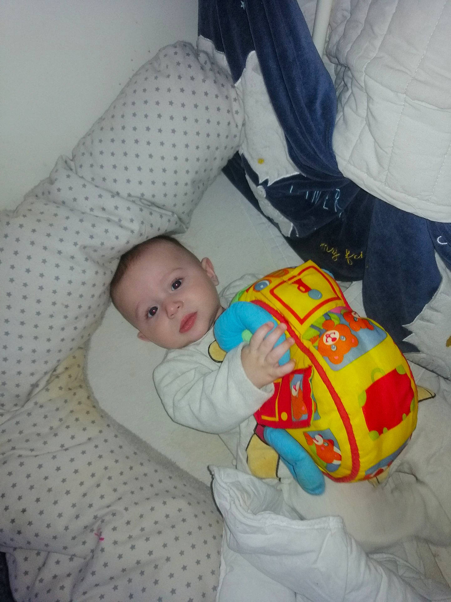 Kenzo participe au concours pour gagner de l'argent avec cette photo : baby, baby_products, baby_sleeping, baby_toddler_clothing, bag, child, comfort, luggage_and_bags, person, product, room, sitting, textile, toddler