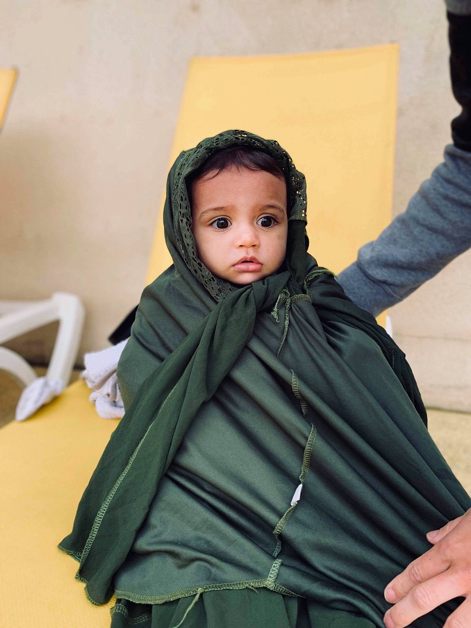 Katarina participe au concours pour gagner de l'argent avec cette photo : black_hair, cheek, child, face, head, outerwear, person, smile, toddler