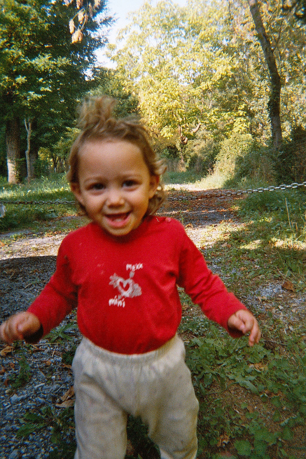 Lyna a rejoint le concours — aidez-le/la à gagner de superbes lots ! baby, baby_toddler_clothing, child, fun, garden, grass, happy, joy, laugh, leaf, leisure, natural_landscape, people_in_nature, person, plant, sleeve, smile, soil, toddler, tree