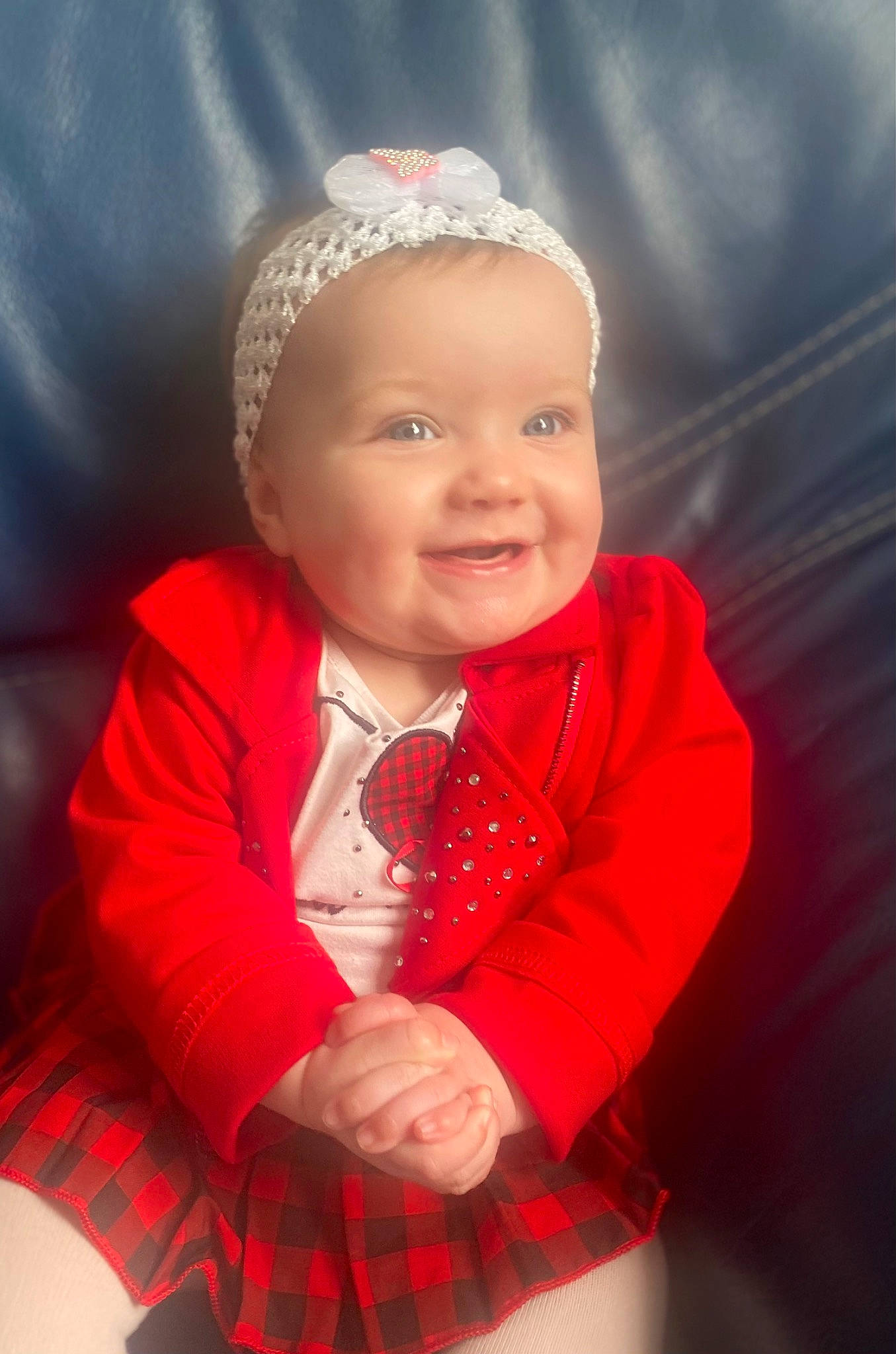 Mélyana participe au concours pour gagner de l'argent avec cette photo : arm, baby, baby_toddler_clothing, cheek, eye, flash_photography, fun, gesture, happy, human_body, iris, joy, lip, person, plaid, red, skin, sleeve, smile, tartan