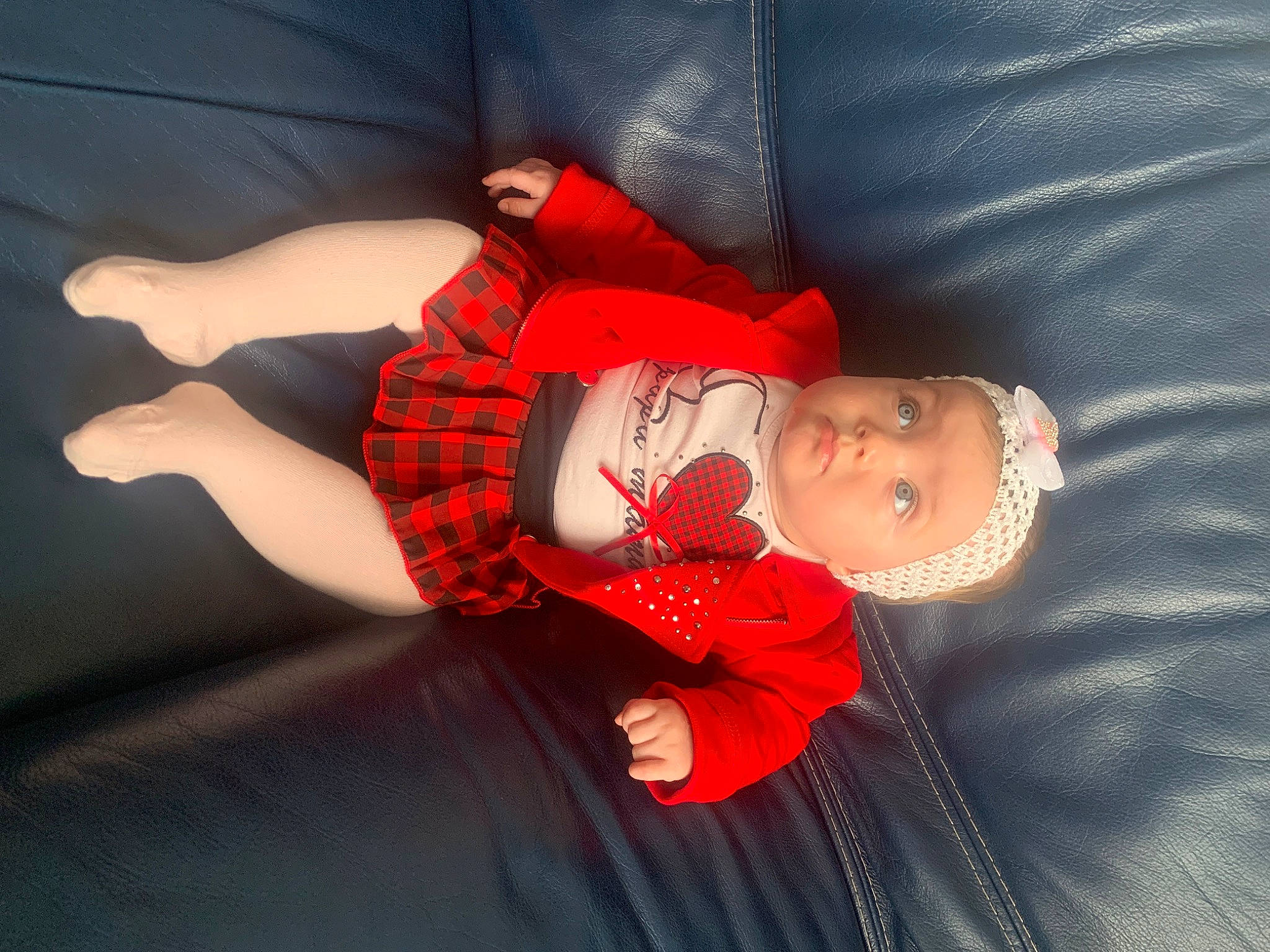 Mélyana a rejoint le concours — aidez-le/la à gagner de superbes lots ! arm, baby, baby_products, baby_toddler_clothing, comfort, finger, hand, hat, headwear, human_body, human_leg, knee, orange, pattern, person, sleeve, sock, textile, thigh, toddler