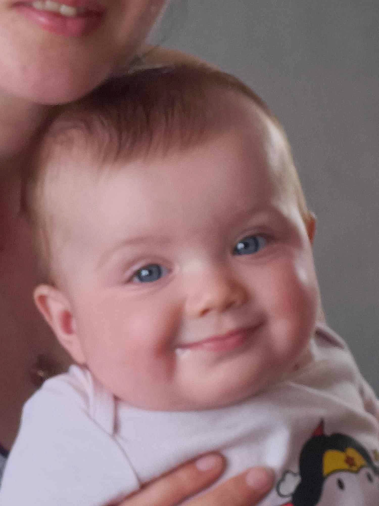 Mélyana participe au concours pour gagner de l'argent avec cette photo : baby, cheek, chin, ear, eyebrow, eyelash, face, facial_expression, finger, forehead, gesture, happy, iris, joy, lip, mammal, mouth, nose, person, skin