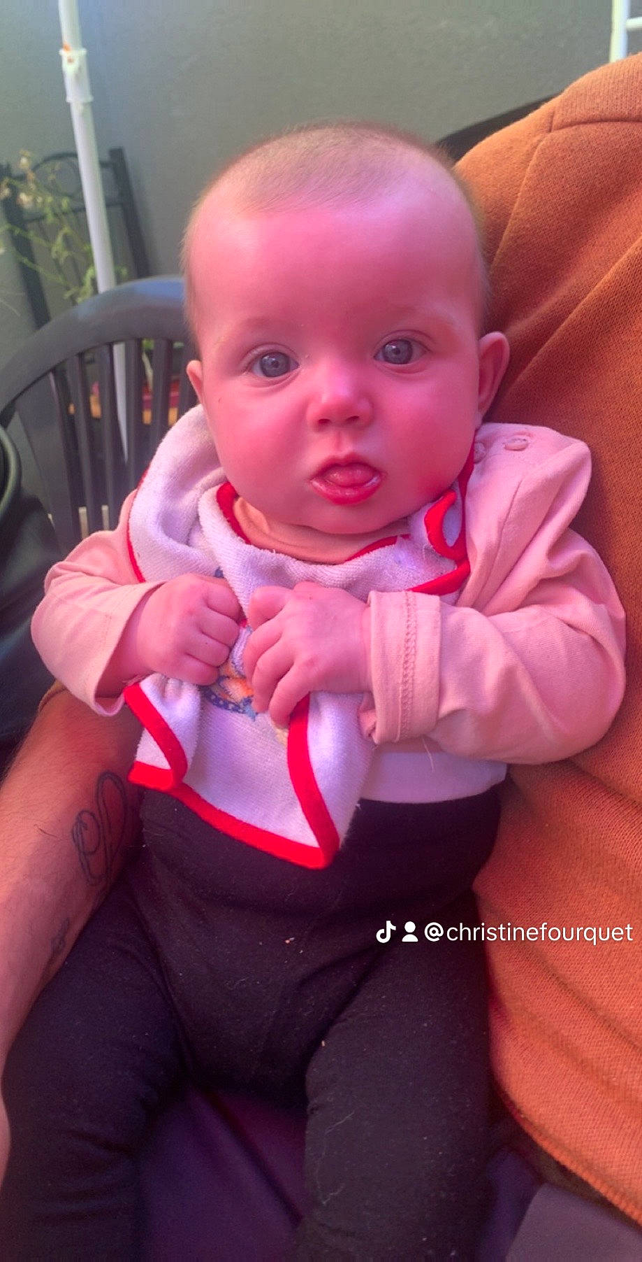 Mélyana participe au concours pour gagner de l'argent avec cette photo : baby, baby_products, baby_toddler_clothing, chair, cheek, comfort, eye, finger, fun, gesture, happy, iris, lip, magenta, nail, person, pink, sitting, sleeve, thumb