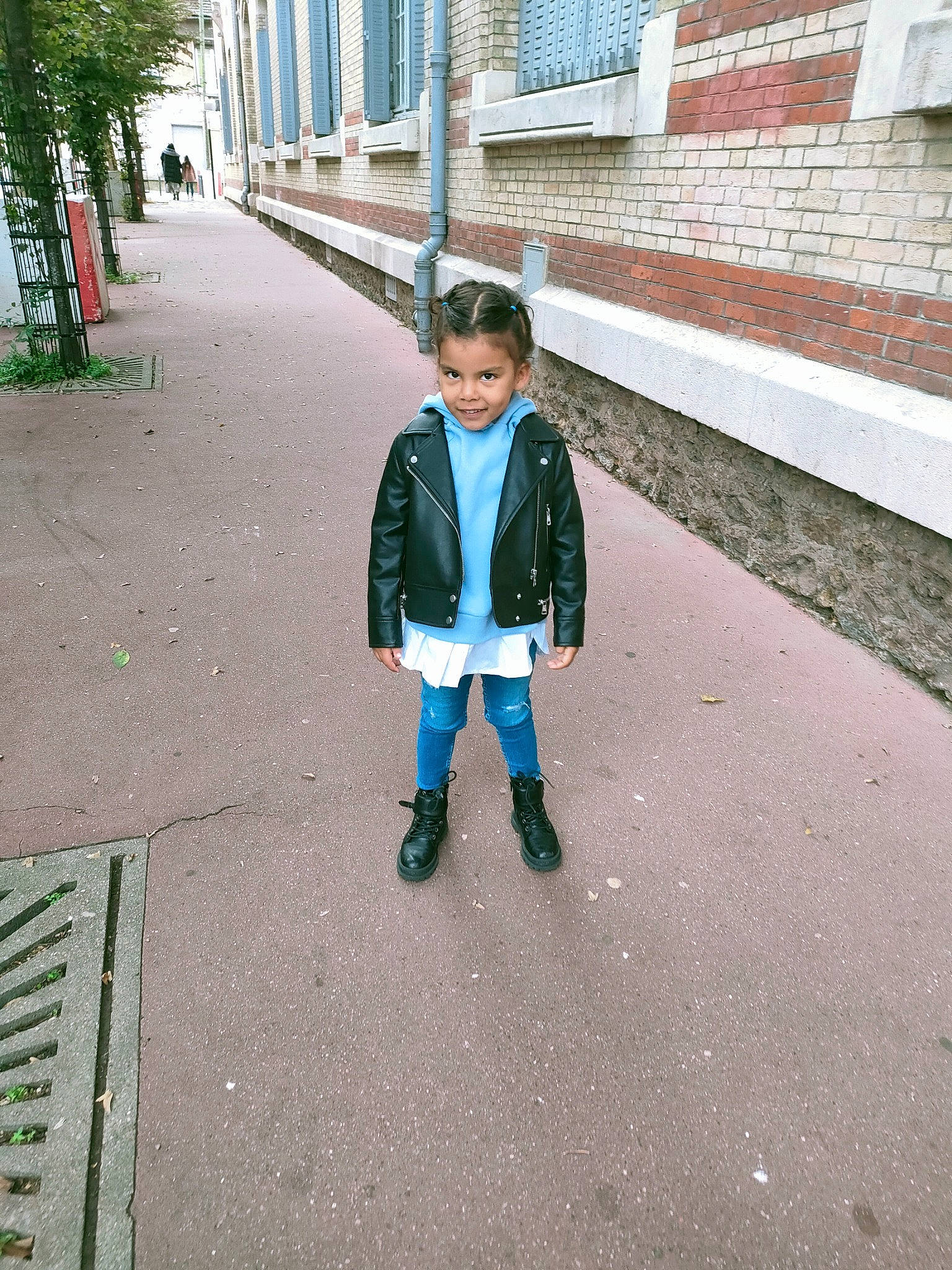 Sarah participe au concours pour gagner de l'argent avec cette photo : asphalt, city, denim, electric_blue, grass, jacket, jeans, joy, leisure, pedestrian, person, public_space, recreation, road, road_surface, rolling, sidewalk, sleeve, street_fashion, tints_and_shades