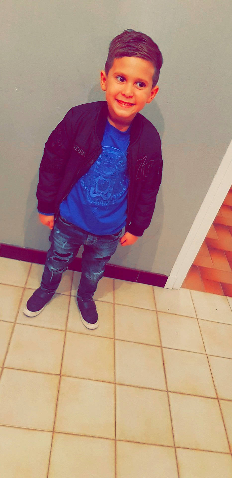 Ayemen a rejoint le concours — aidez-le/la à gagner de superbes lots ! child, floor, flooring, jeans, joy, leg, person, play, shoe, smile, standing, tile, toddler