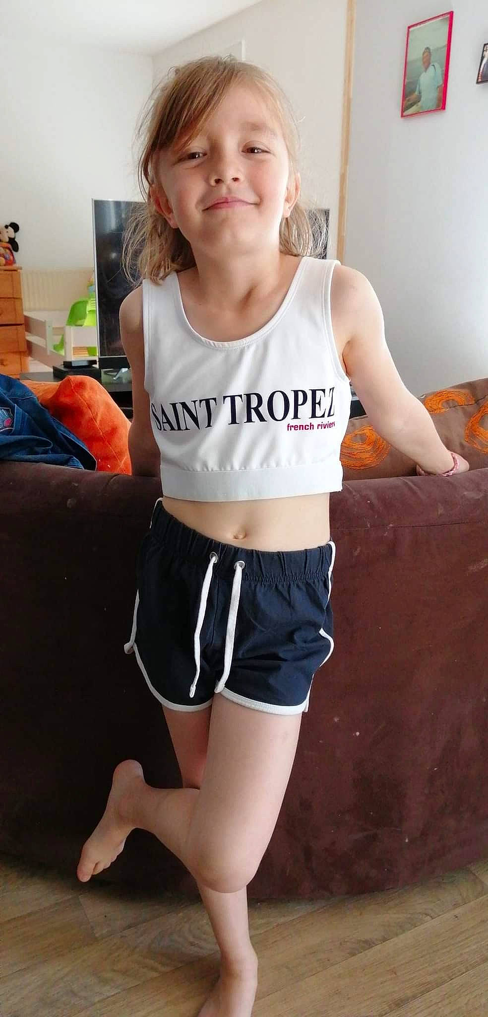 Laila participe au concours pour gagner de l'argent avec cette photo : abdomen, active_pants, active_shorts, active_tank, chest, elbow, human_leg, jersey, joy, knee, leg, neck, person, shorts, sleeve, sleeveless_shirt, sportswear, sweatpant, t_shirt, thigh