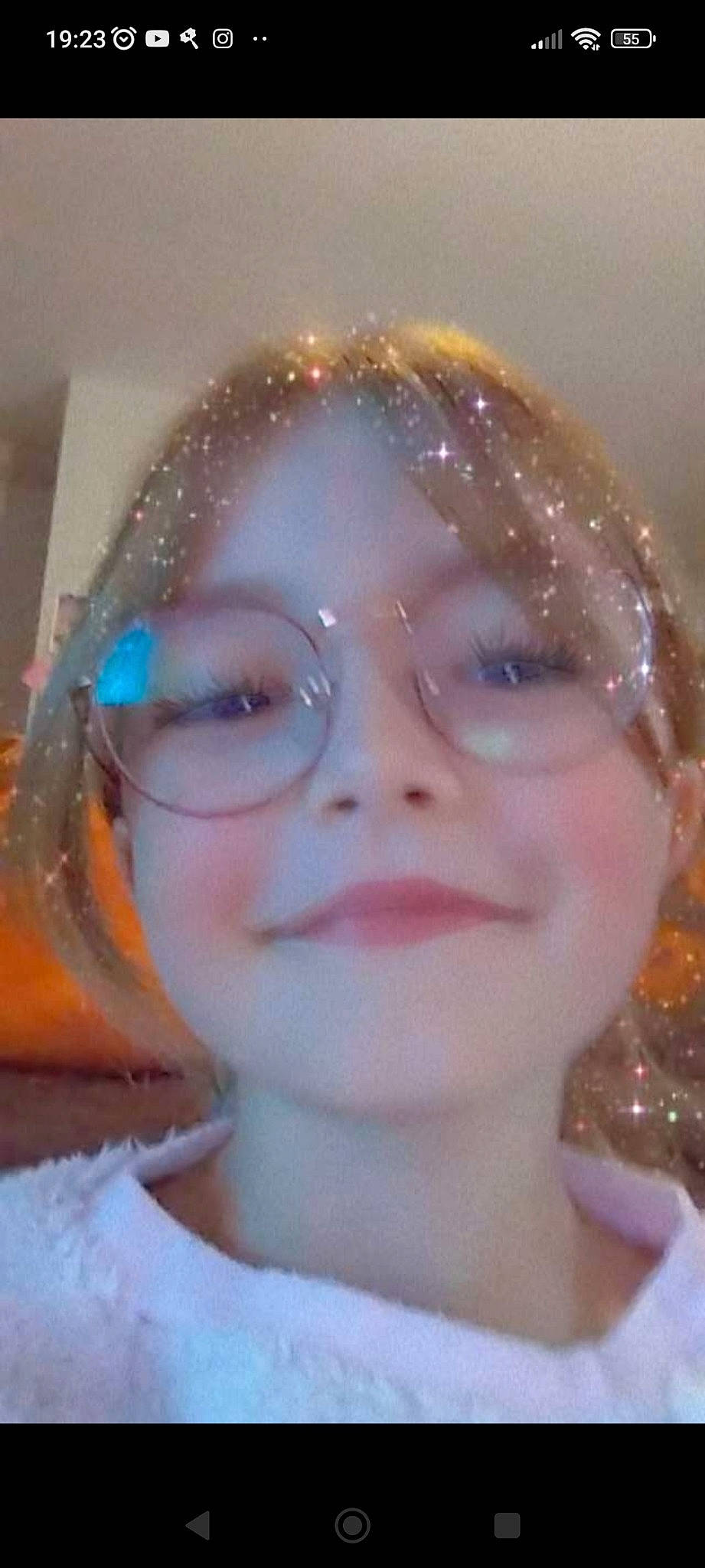 Laila participe au concours pour gagner de l'argent avec cette photo : black_hair, bridal_accessory, cheek, ear, eyelash, eyewear, forehead, fun, hair_accessory, happy, headgear, headpiece, headwear, iris, jaw, lip, mouth, neck, nose, person