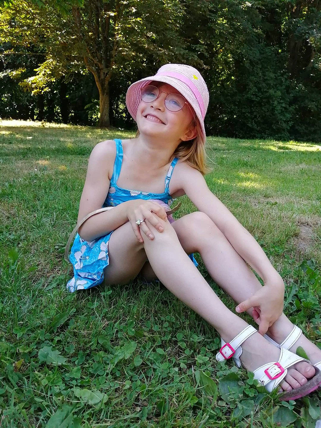 Laila a rejoint le concours — aidez-le/la à gagner de superbes lots ! baseball_cap, blond, cap, electric_blue, foot, fun, grass, happy, headwear, human_leg, jewellery, joy, knee, leg, leisure, people_in_nature, person, plant, recreation, sunlight
