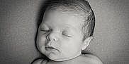 Gabriel a rejoint le concours — aidez-le/la à gagner de superbes lots ! baby, newborn, infant, sleeping, portrait, black_and_white, monochrome, closeup, face, head, hair, cheeks, skin, torso, resting, peaceful, nap, studio, blanket, soft_texture