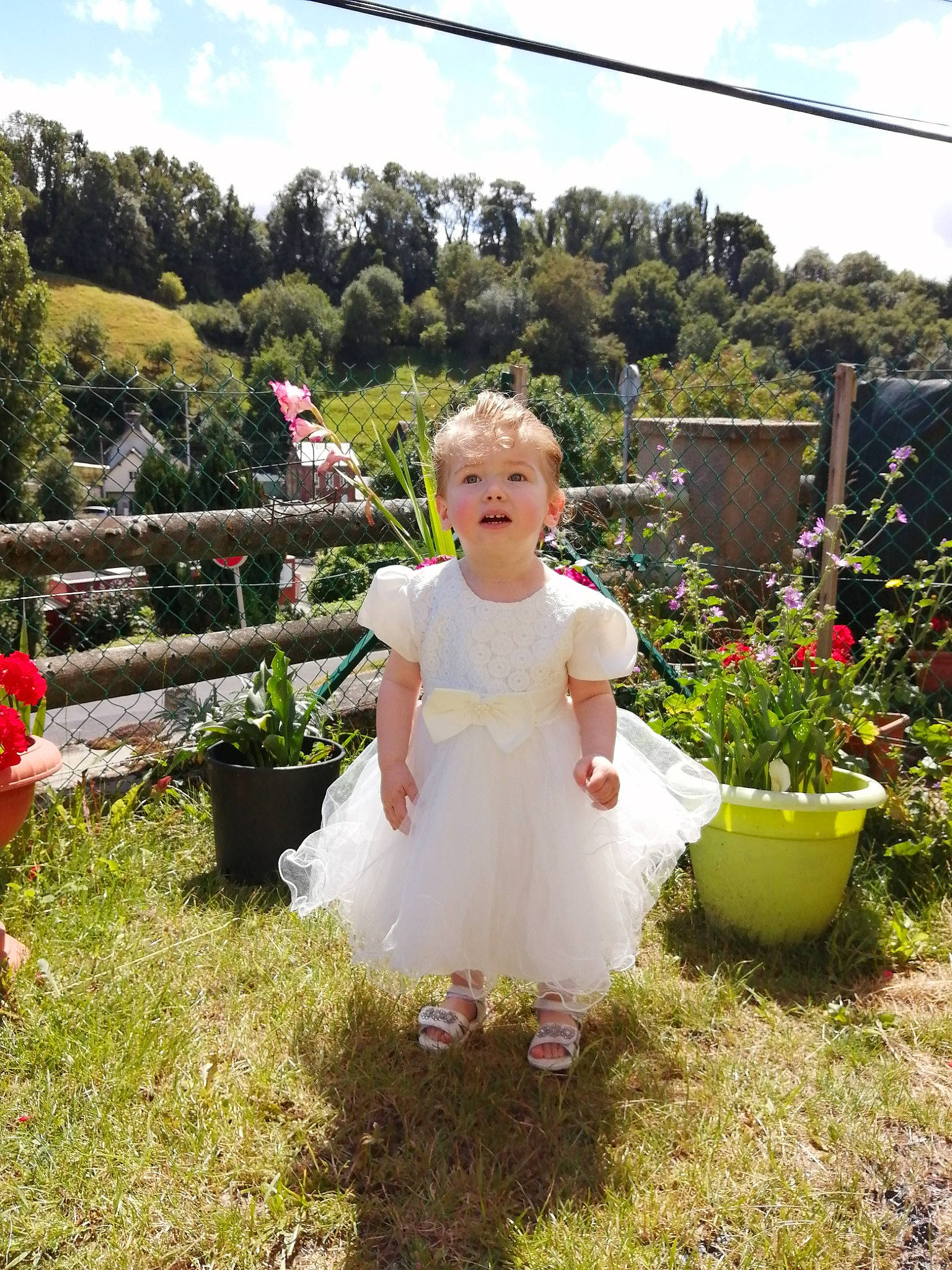 Laora a rejoint le concours — aidez-le/la à gagner de superbes lots ! backyard, ceremony, child, dress, farm, flower, garden, grass, happy, person, plant, shrub, summer, tree, vacation, wedding, yard