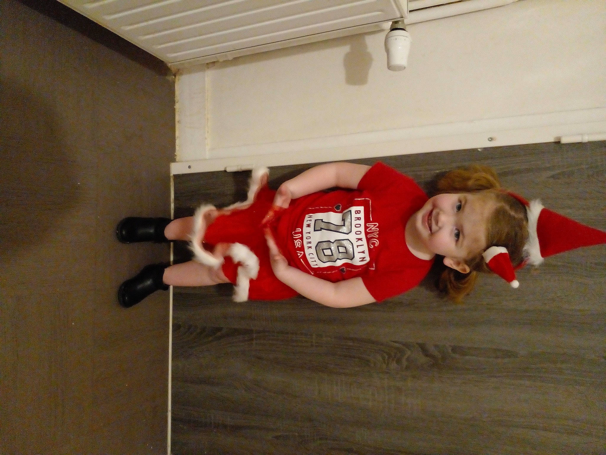 Laora a rejoint le concours — aidez-le/la à gagner de superbes lots ! carmine, cleanliness, concrete, elbow, flooring, hardwood, joy, knee, person, room, sleeve, sportswear, t_shirt, thigh, toddler, walking_shoe, wood