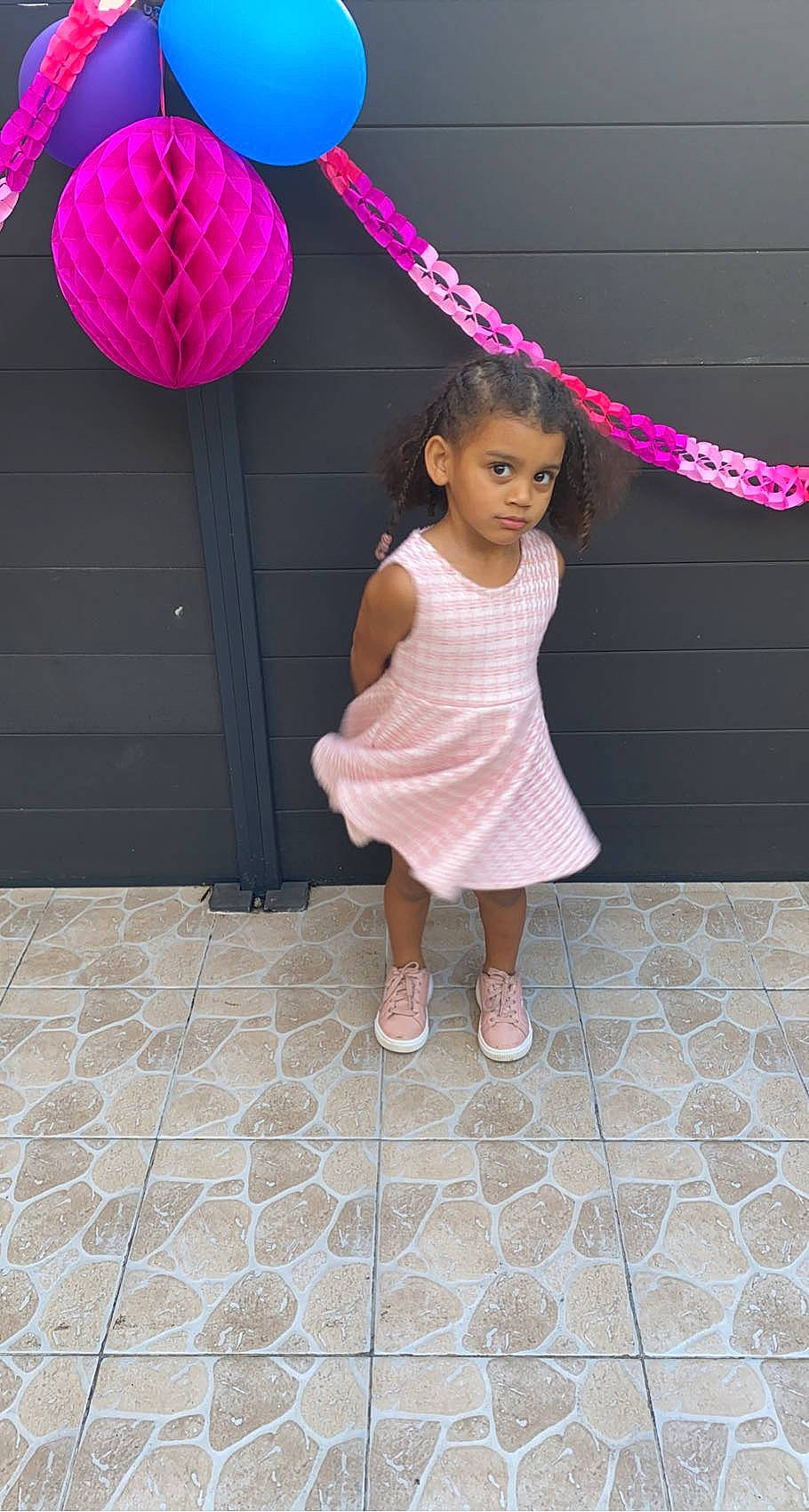 Zaïna participe au concours pour gagner de l'argent avec cette photo : baby_toddler_clothing, balloon, clothing, dress, event, flooring, fun, hand, happy, human_leg, joint, lantern, leg, magenta, party_supply, pattern, person, pink, skin, standing