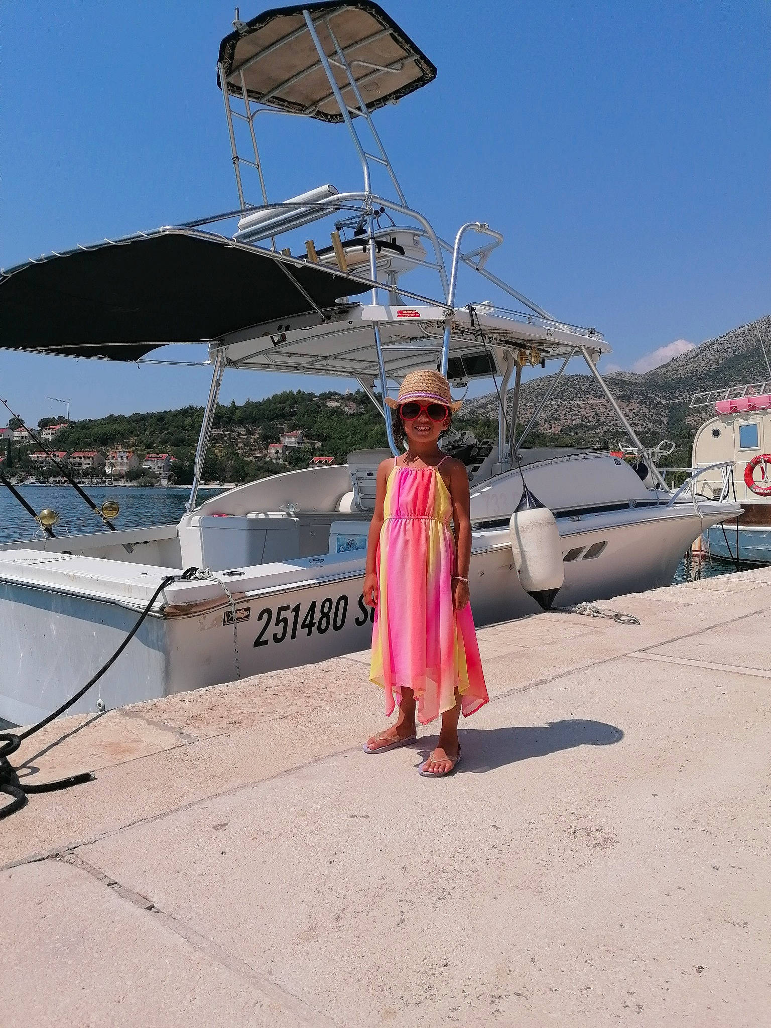 Eliah a rejoint le concours — aidez-le/la à gagner de superbes lots ! antenna, barefoot, boat, dress, headwear, joy, person, rope, ship, sun_hat, tourism, travel, vacation, watercraft