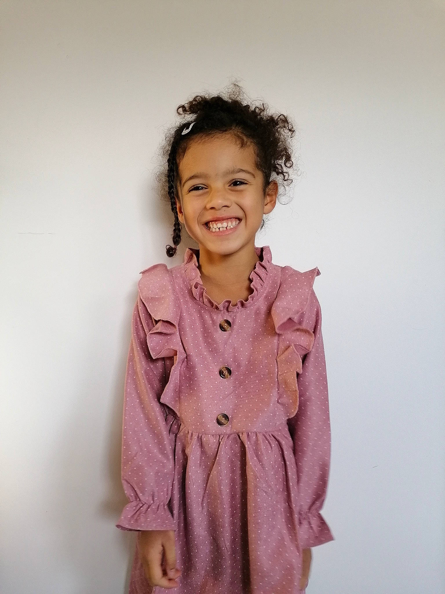 Eliah a rejoint le concours — aidez-le/la à gagner de superbes lots ! baby_toddler_clothing, button, child_model, day_dress, dress, embellishment, facial_expression, happy, iris, joy, laugh, one_piece_garment, pattern, person, purple, sleeve, tooth