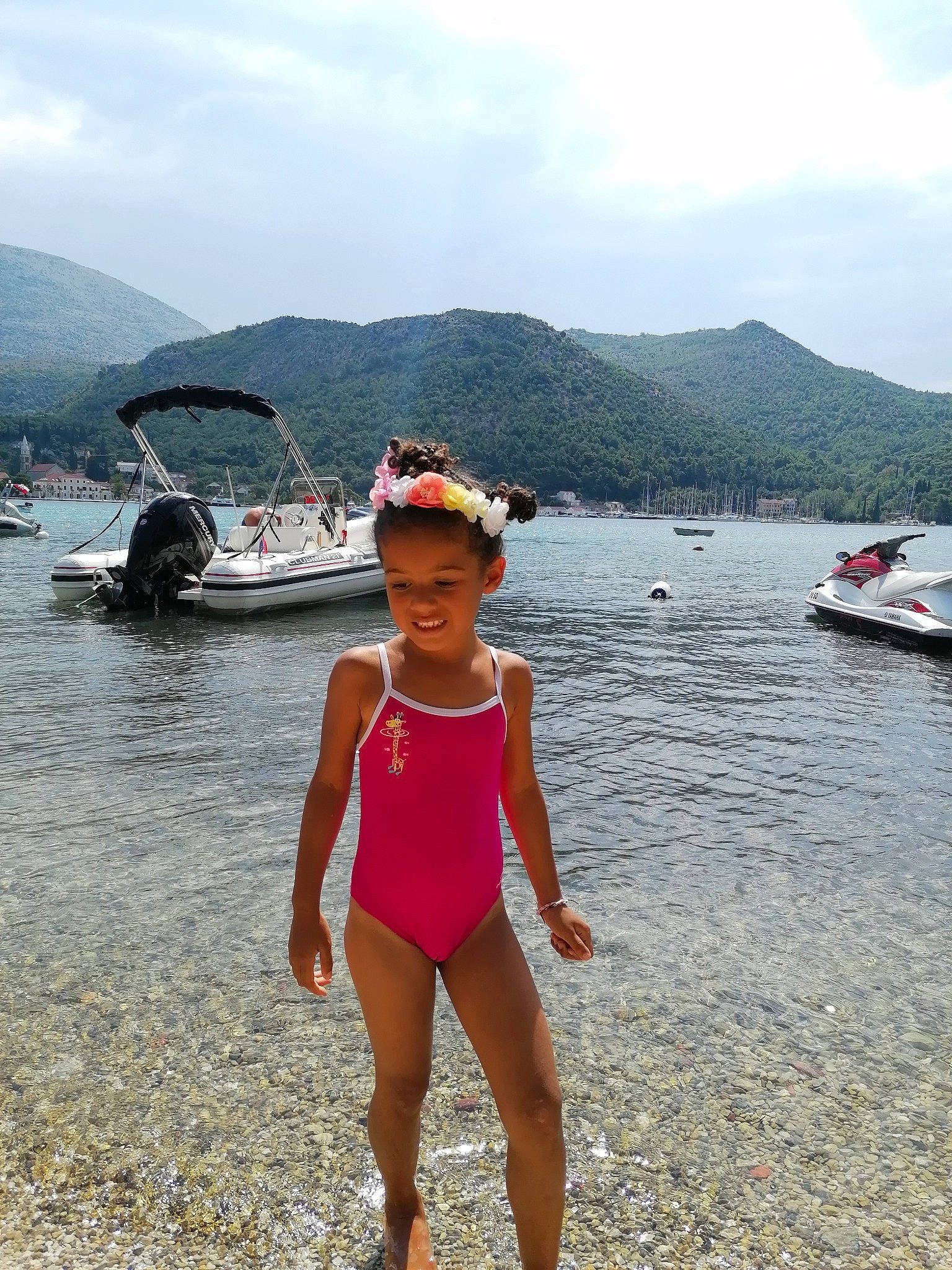 Eliah a rejoint le concours — aidez-le/la à gagner de superbes lots ! beach, boat, boating, boats_and_boating_equipment_and_supplies, fun, hill, holiday, joy, lake, leotard, maillot, mountain_range, mountainous_landforms, one_piece_swimsuit, person, recreation, speedboat, summer, swimwear, tourism