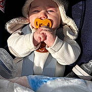 Ilyane a rejoint le concours — aidez-le/la à gagner de superbes lots ! baby, pacifier, hooded_sweater, car_seat, blanket, bottle, infant, clothing, hand, face, child, seatbelt, soft_toy, warm, cute, newborn, portrait, indoors, comfort, baby_care