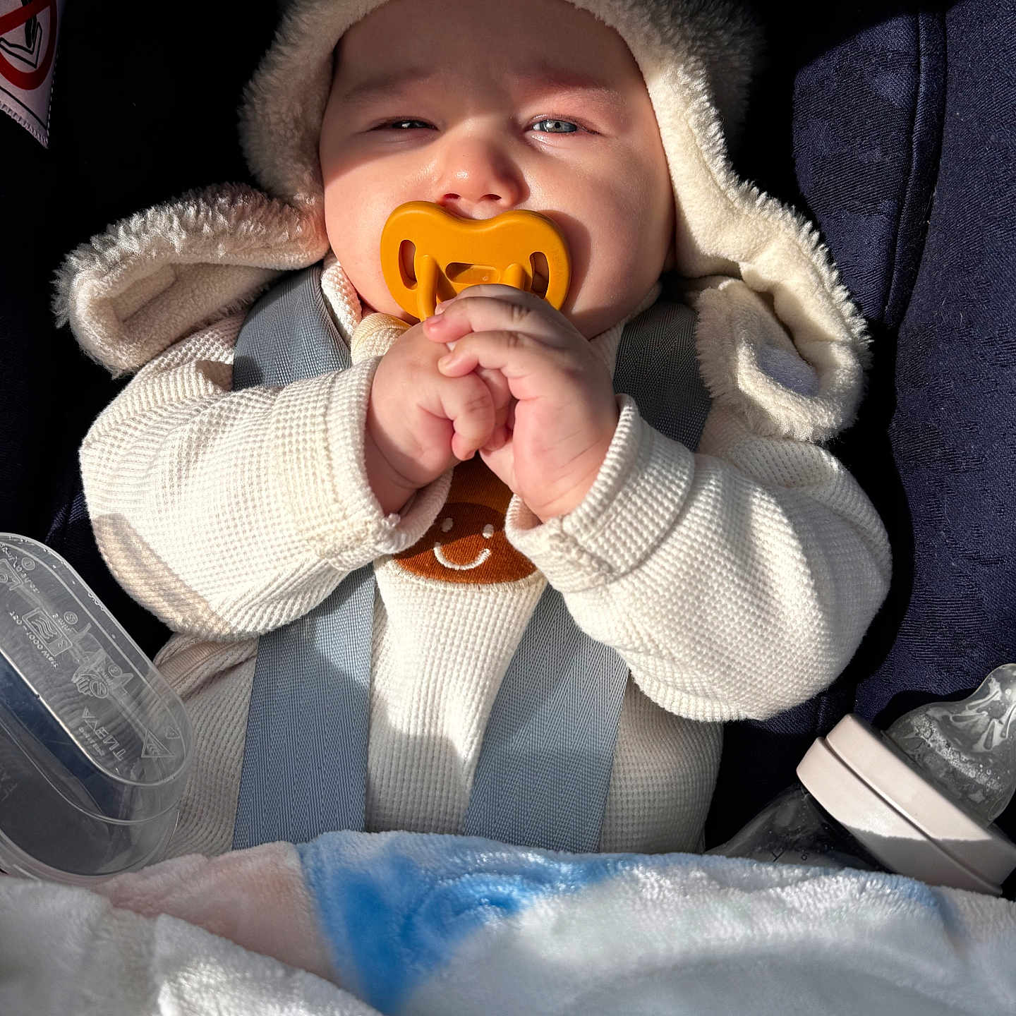 Ilyane a rejoint le concours — aidez-le/la à gagner de superbes lots ! baby, baby_care, blanket, bottle, car_seat, child, clothing, comfort, cute, face, hand, hooded_sweater, indoors, infant, newborn, pacifier, portrait, seatbelt, soft_toy, warm