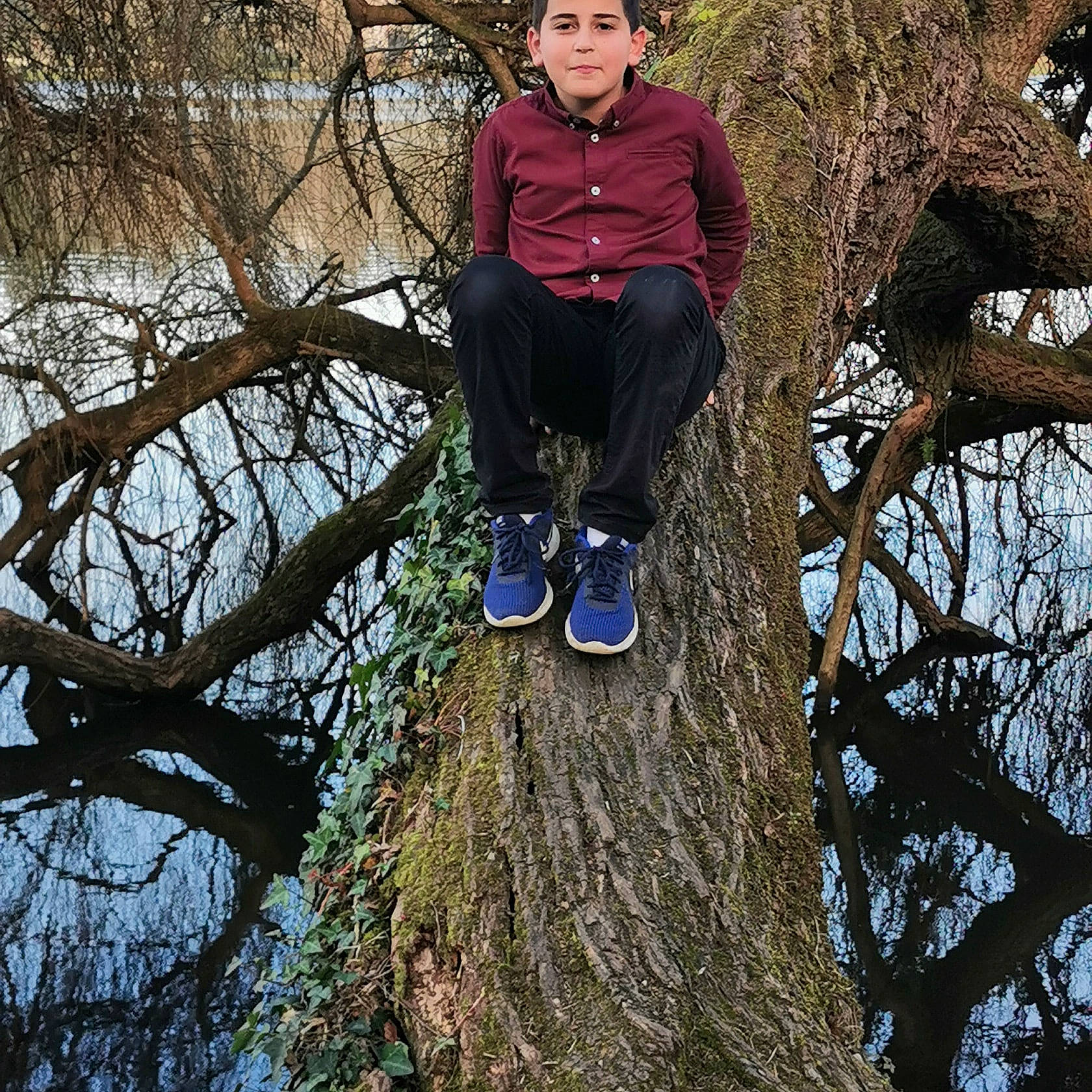 Revan participe au concours pour gagner de l'argent avec cette photo : active_pants, branch, denim, headwear, human, jeans, outdoor_shoe, person, sneakers, street_fashion, trousers, trunk, twig, walking_shoe, woody_plant