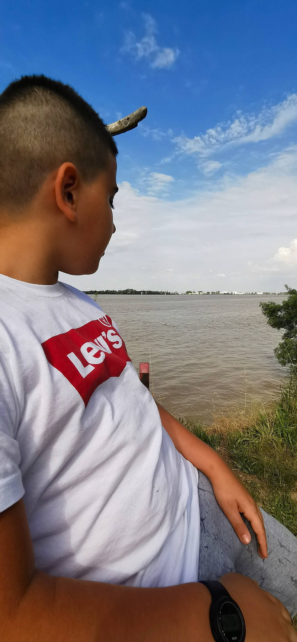 Revan a rejoint le concours — aidez-le/la à gagner de superbes lots ! active_shirt, buzz_cut, caesar_cut, crew_cut, curious, ear, person, sleeve, t_shirt