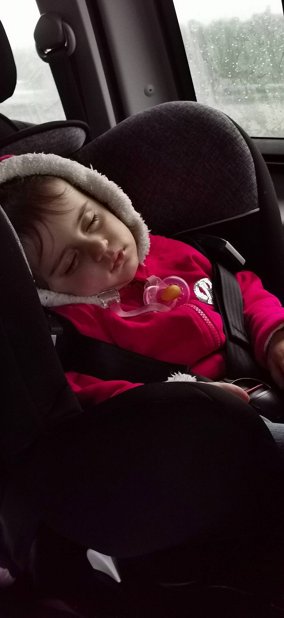 Asmin a rejoint le concours — aidez-le/la à gagner de superbes lots ! baby, baby_in_car_seat, baby_products, baby_sleeping, baby_toddler_clothing, beanie, car_seat, car_seat_cover, carmine, cheek, child, comfort, head_restraint, hood, nap, person, polar_fleece, sleep, toddler, vehicle_door