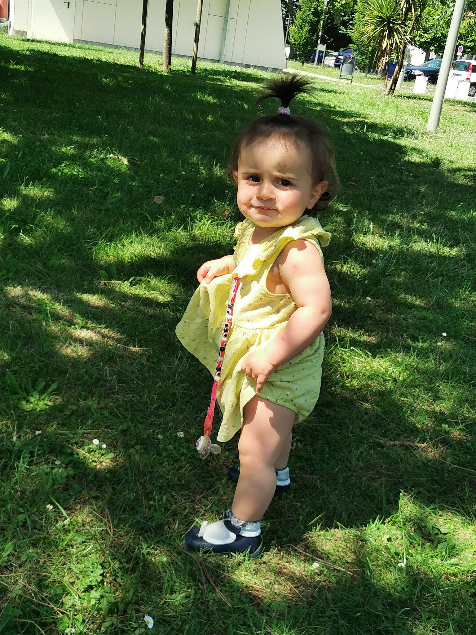 Asmin participe au concours pour gagner de l'argent avec cette photo : baby, baby_toddler_clothing, backyard, child, garden, grass, lawn, person, sandal, shade, shoe, summer, toddler, yard