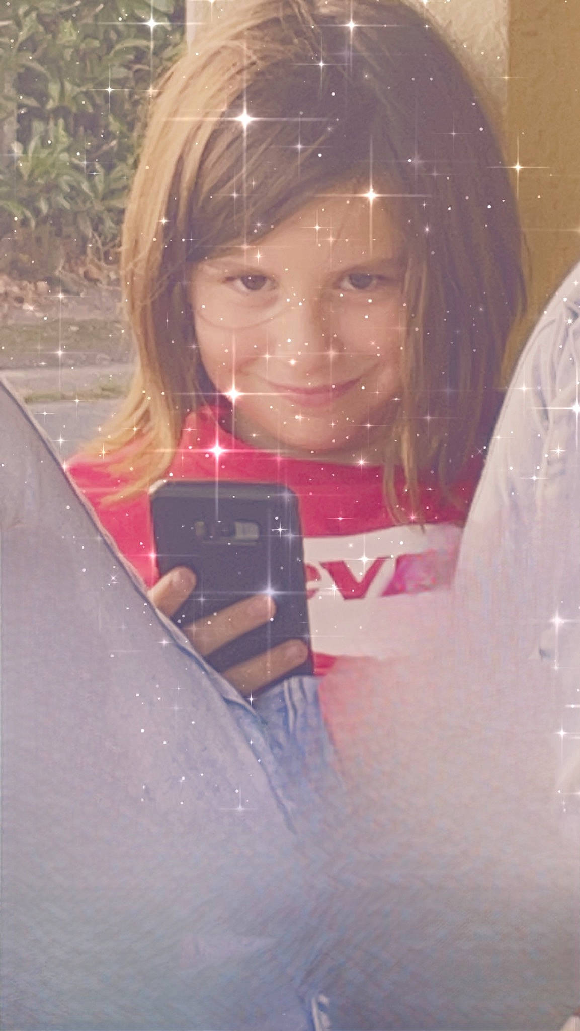 Eva a rejoint le concours — aidez-le/la à gagner de superbes lots ! bangs, black_hair, blond, carmine, cool, doll, eye, eyebrow, eyelash, eyewear, finger, fun, hand, happy, joy, lip, mouth, person, pink, skin