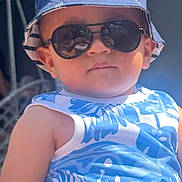 Alek a rejoint le concours — aidez-le/la à gagner de superbes lots ! toddler, child, sunglasses, hat, blue, tank_top, summer, outdoor, sunlight, fashion, portrait, cute, confident, casual_clothing, baby, person, young_child, headwear, sitting, sunny