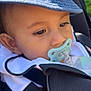 Alek a rejoint le concours — aidez-le/la à gagner de superbes lots ! baby, child, pacifier, hat, bucket_hat, stroller, close_up, outdoor, face, portrait, infant, young_child, cute, expression, clothing, headwear, daylight, person, baby_boy, seated