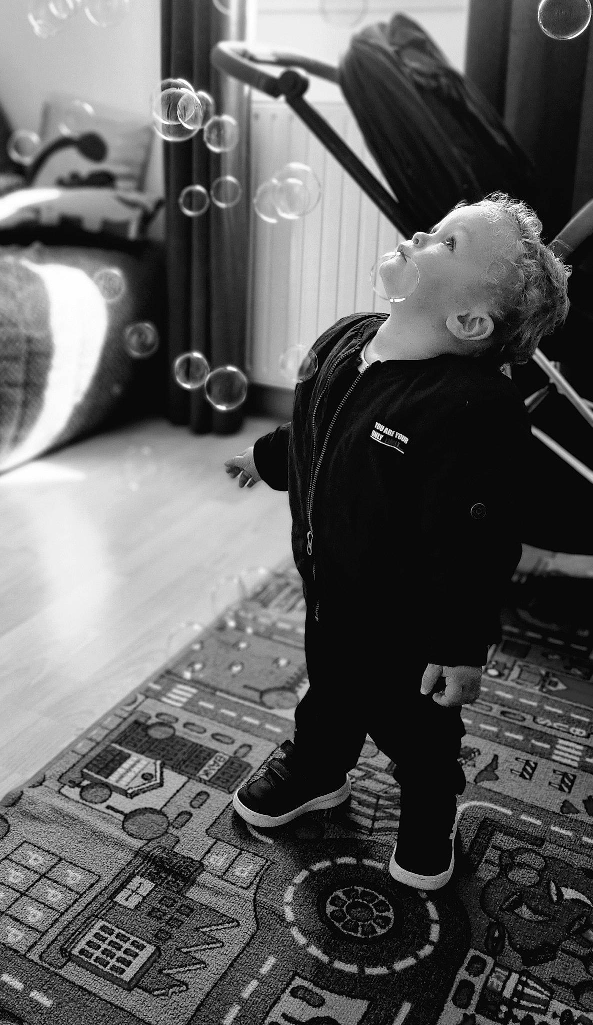Natéo participe au concours pour gagner de l'argent avec cette photo : black, black_and_white, cool, flash_photography, flooring, fun, grey, happy, human, monochrome, monochrome_photography, person, photograph, public_space, road_surface, snapshot, standing, street, style, toddler