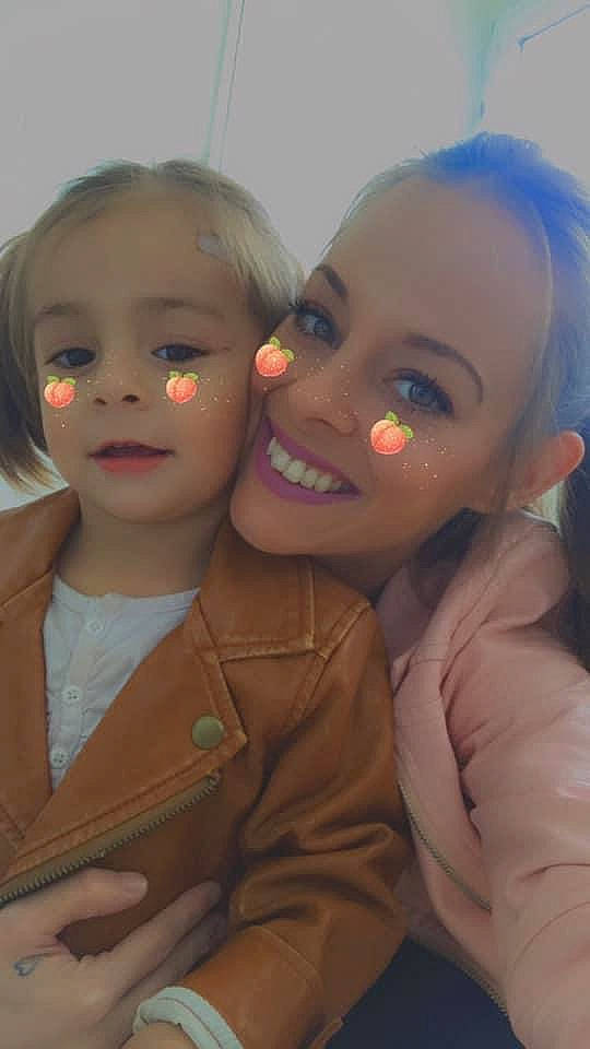 Marwa a rejoint le concours — aidez-le/la à gagner de superbes lots ! blond, cheek, earrings, eyebrow, eyelash, facial_expression, forehead, friendship, gesture, happy, interaction, iris, joy, lip, love, nose, organ, person, selfie, skin