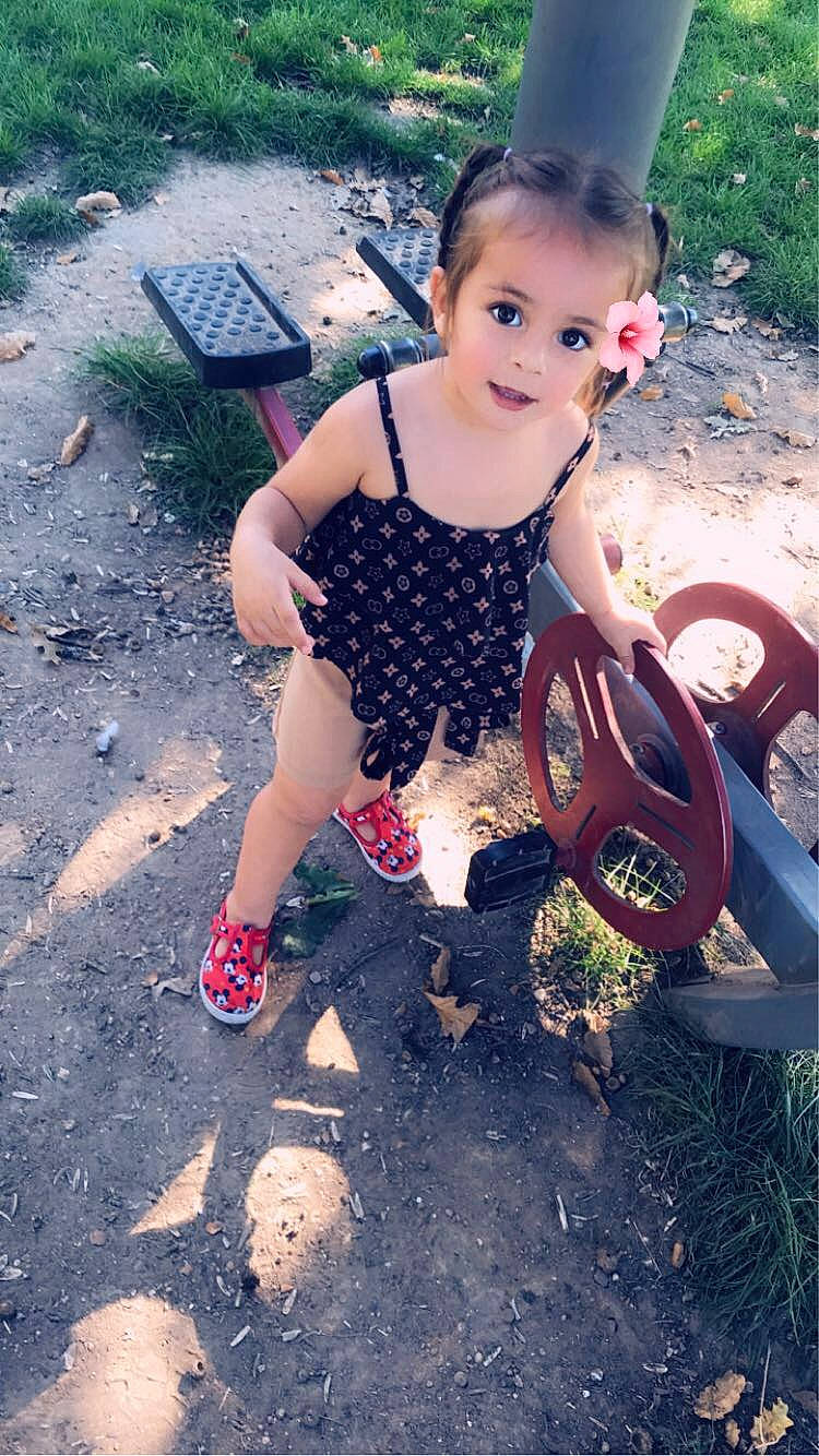 Marwa a rejoint le concours — aidez-le/la à gagner de superbes lots ! ankle, auto_part, baby, baby_toddler_clothing, flip_flops, foot, mouth, nose, outdoor_furniture, person, sandal, slipper, steering_part, steering_wheel, summer, toddler, toe