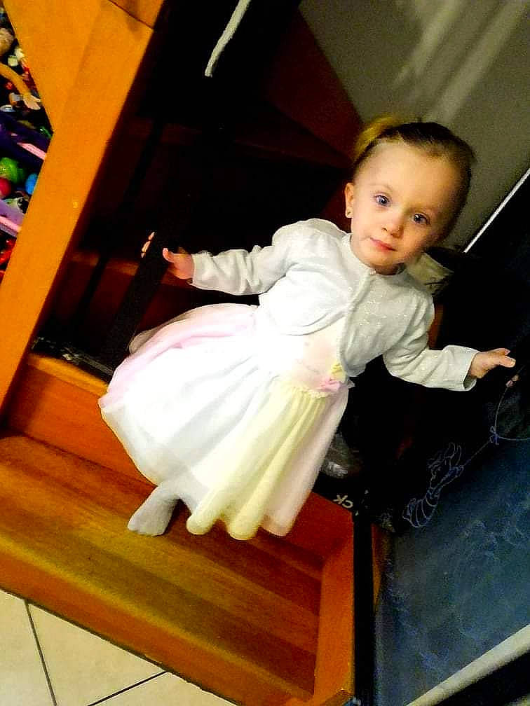 Rose participe au concours pour gagner de l'argent avec cette photo : baby, baby_products, baby_toddler_clothing, child, comfort, drawer, flash_photography, floor, flooring, fun, hardwood, human_leg, person, room, sitting, smile, stairs, thigh, toddler, wood