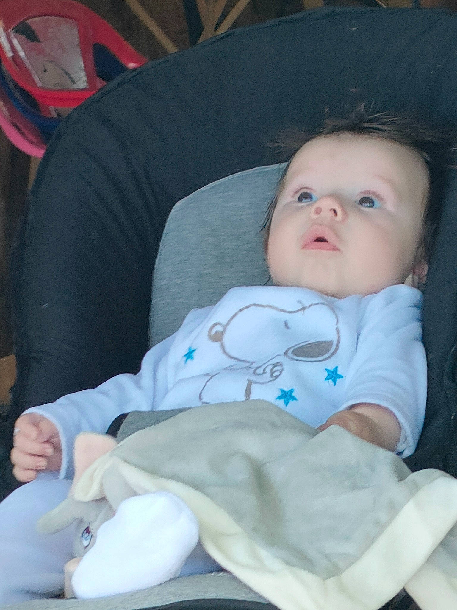 Tylio a rejoint le concours — aidez-le/la à gagner de superbes lots ! baby, baby_products, baby_toddler_clothing, cheek, child, comfort, elbow, knee, lap, person, room, sitting, skin, sleeve, sock, textile, toddler