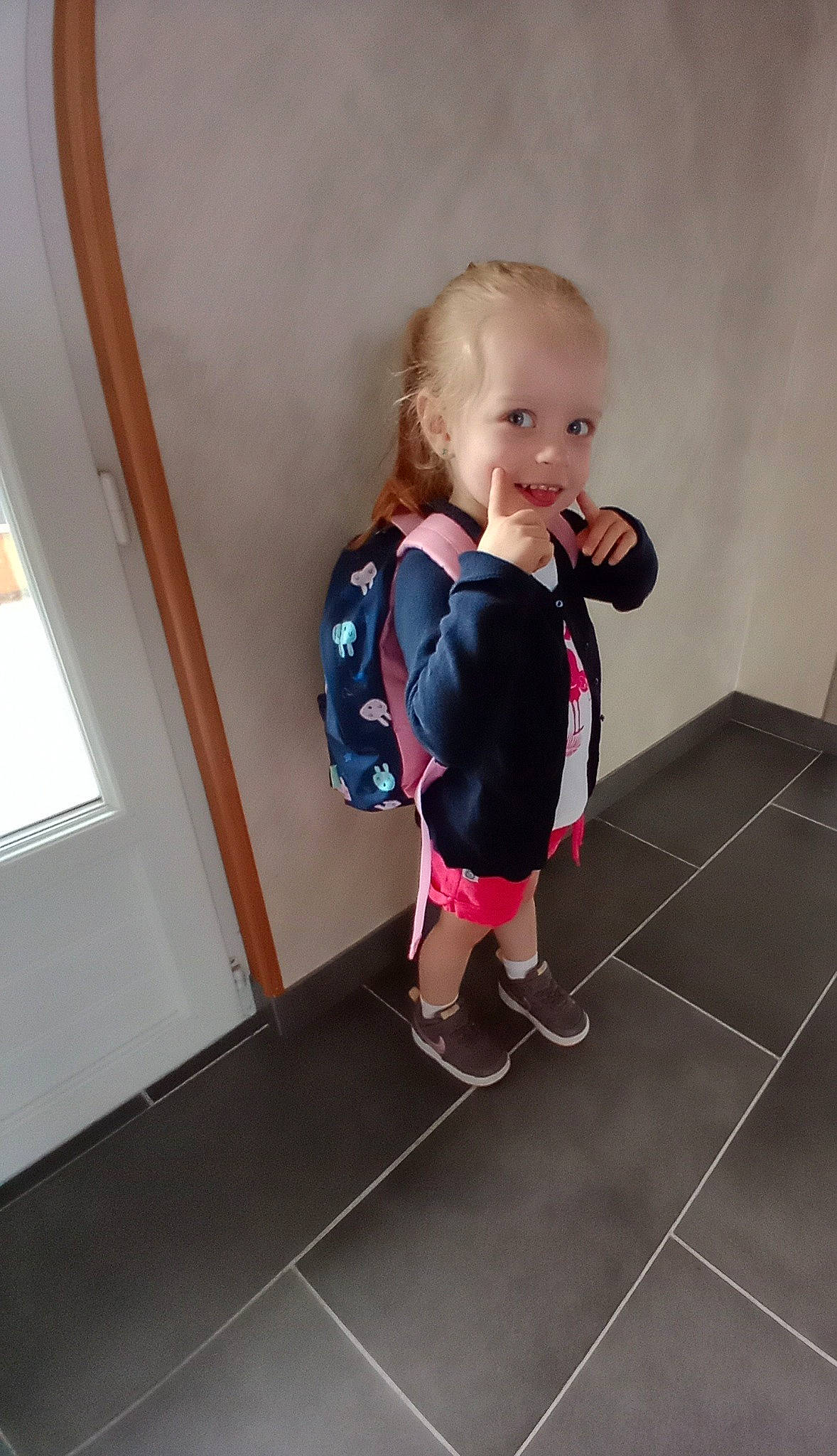 Léana a rejoint le concours — aidez-le/la à gagner de superbes lots ! baby, baby_toddler_clothing, cheek, child, floor, flooring, fun, hardwood, head, human_body, human_leg, joint, knee, leg, person, shoulder, sleeve, smile, toddler, window