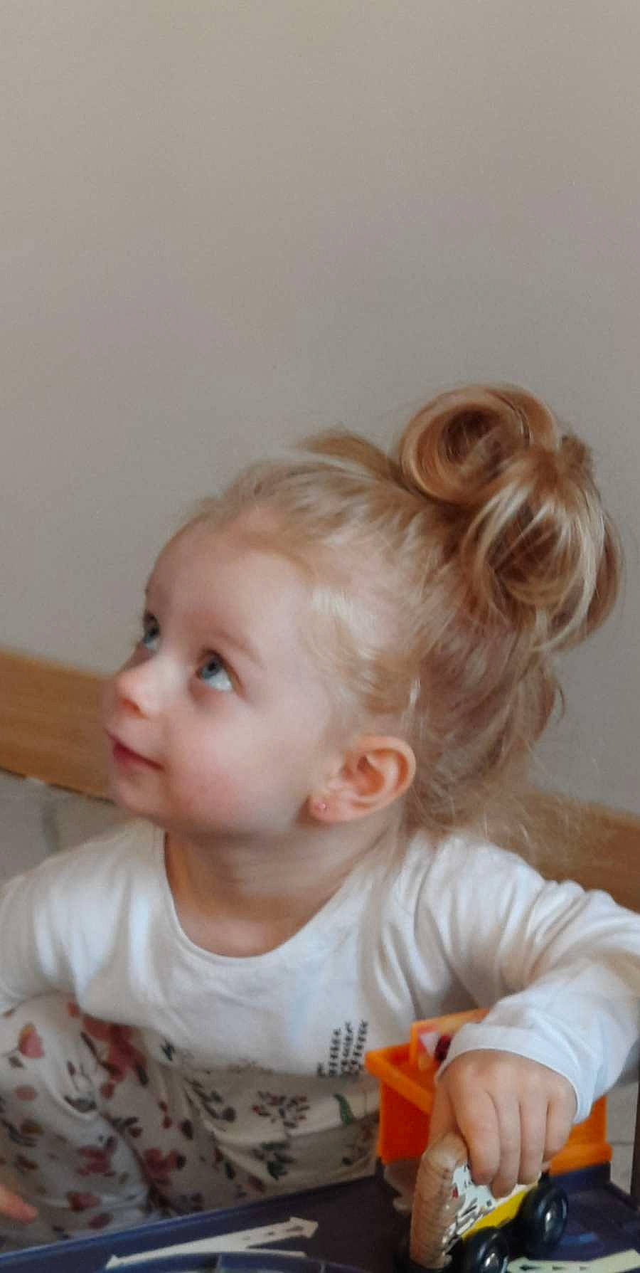 Léana participe au concours pour gagner de l'argent avec cette photo : arm, baby, baby_toddler_clothing, cheek, child, ear, eye, eyebrow, eyelash, iris, lip, neck, nose, people, person, ponytail, skin, sleeve, t_shirt, toddler