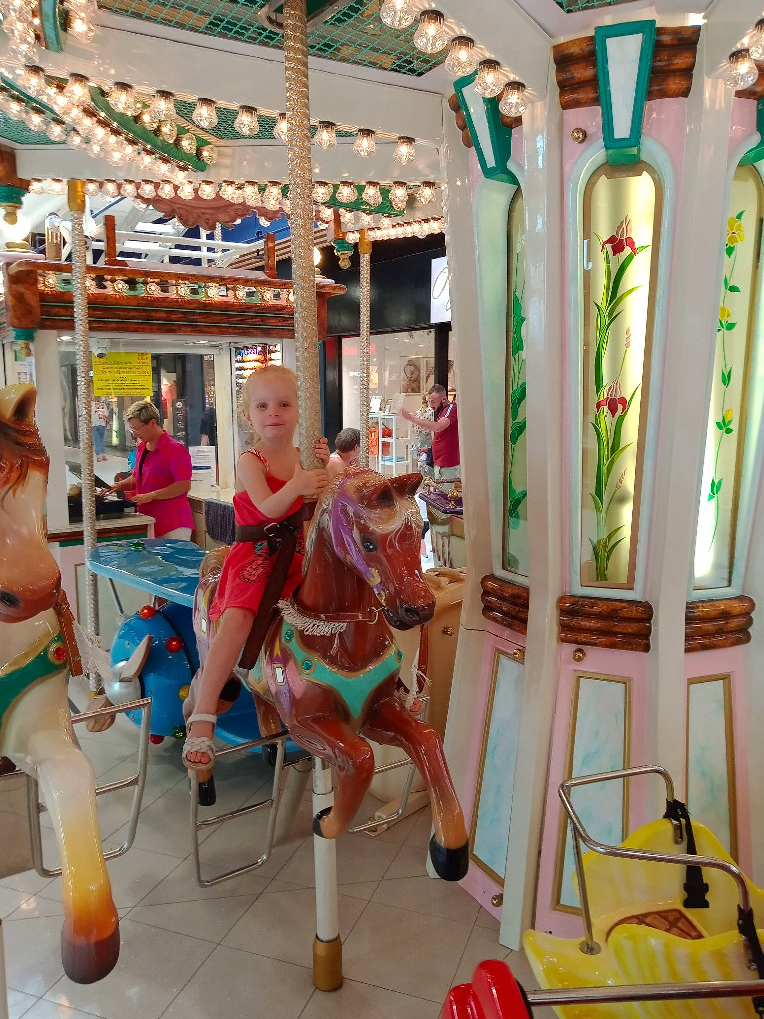 Léana a rejoint le concours — aidez-le/la à gagner de superbes lots ! amusement_park, amusement_ride, arch, carousel, child, event, fun, interior_design, joy, leisure, nonbuilding_structure, person, recreation, room, temple, tourism, tourist_attraction, town, toy, vacation