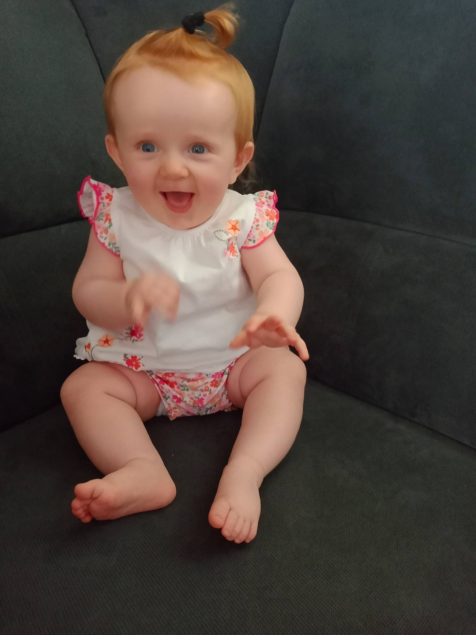 Cassie a rejoint le concours — aidez-le/la à gagner de superbes lots ! arm, baby, baby_toddler_clothing, cheek, eye, face, finger, flash_photography, happy, human_body, iris, leg, lip, neck, person, pink, skin, sleeve, smile, thigh