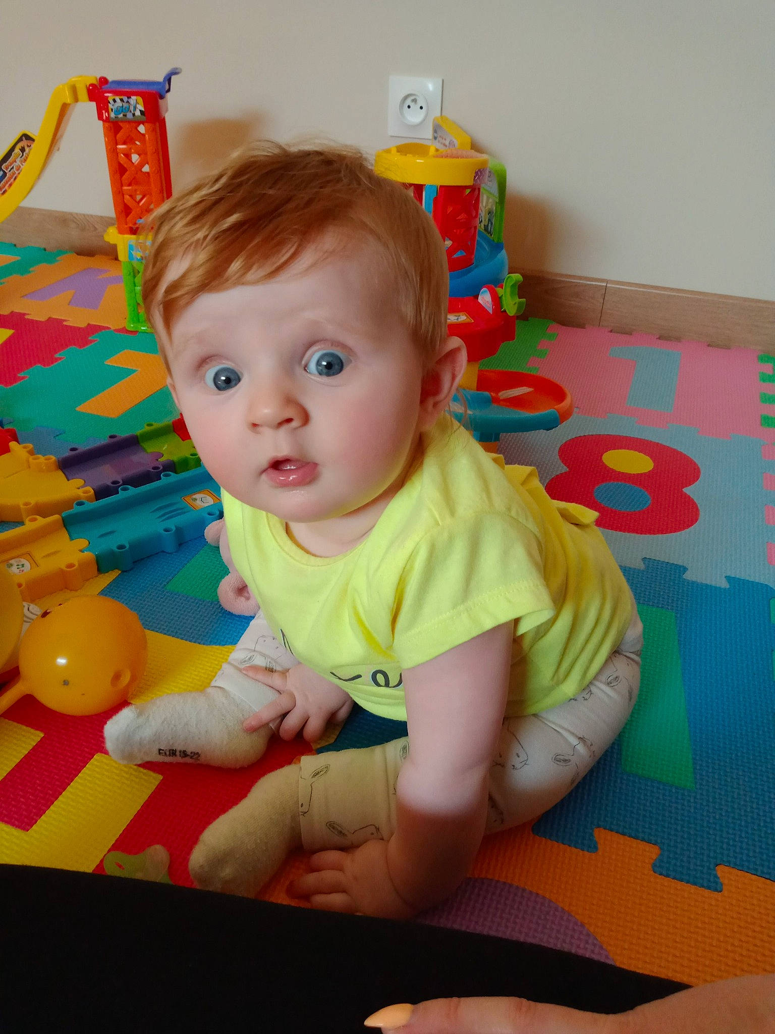 Cassie participe au concours pour gagner de l'argent avec cette photo : baby, baby_playing_with_toys, baby_products, baby_toddler_clothing, baby_toys, ball_pit, cheek, child, flooring, fun, hairstyle, happy, head, person, play, room, sitting, skin, surprise, toddler