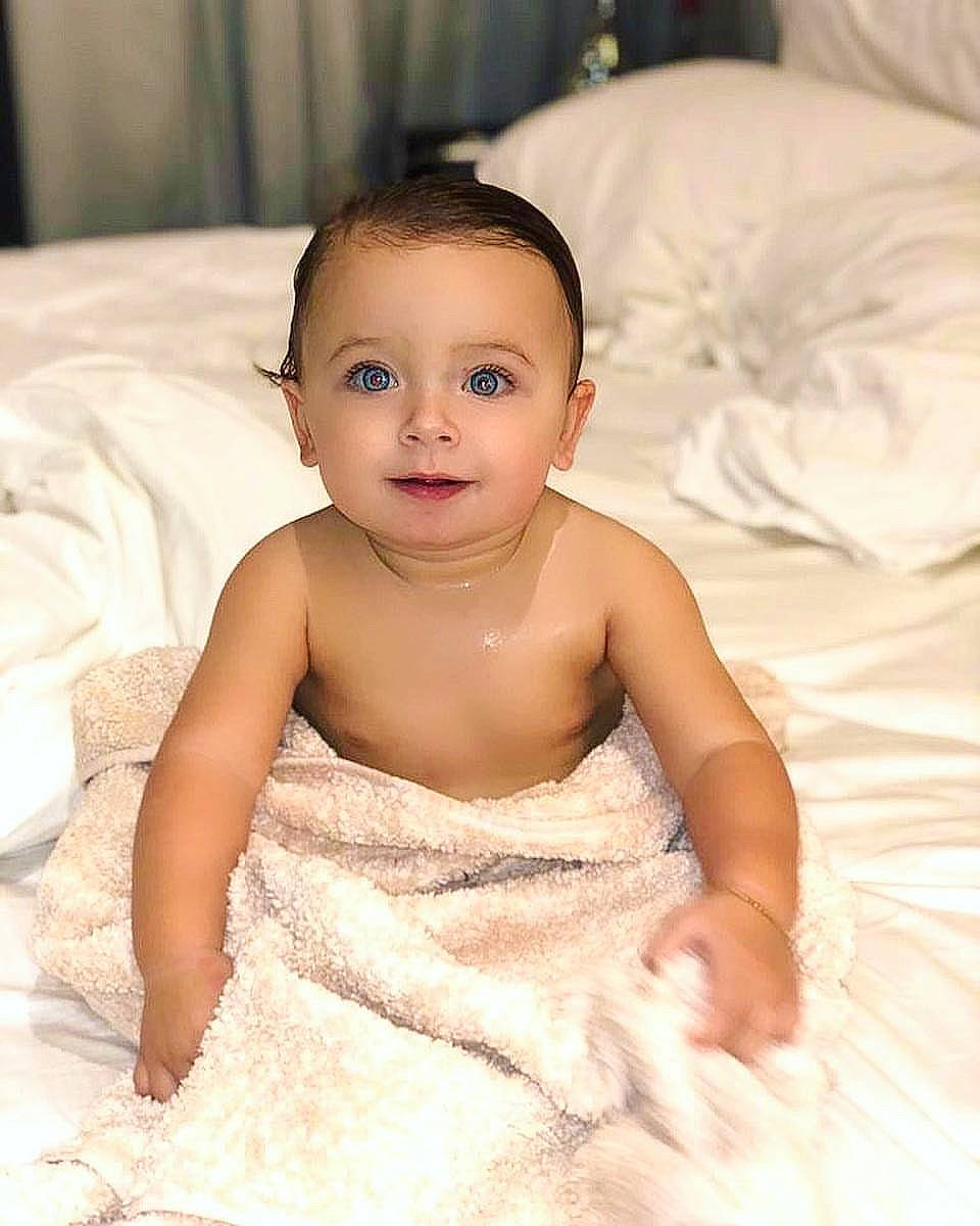 Chelsea participe au concours pour gagner de l'argent avec cette photo : baby, beauty, black_hair, cheek, child, dress, eye, face, happy, head, iris, lip, long_hair, nose, person, photography, sitting, skin, smile, textile